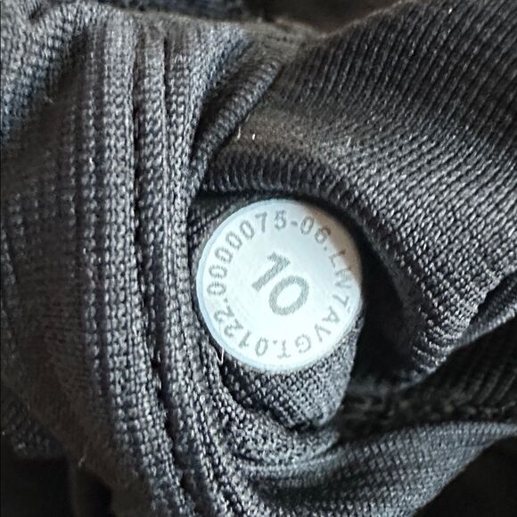 EUC Lululemon Women's Hotty Hot Black Athletic Shorts 4” Inseam - Size 10 - Picture 10 of 11